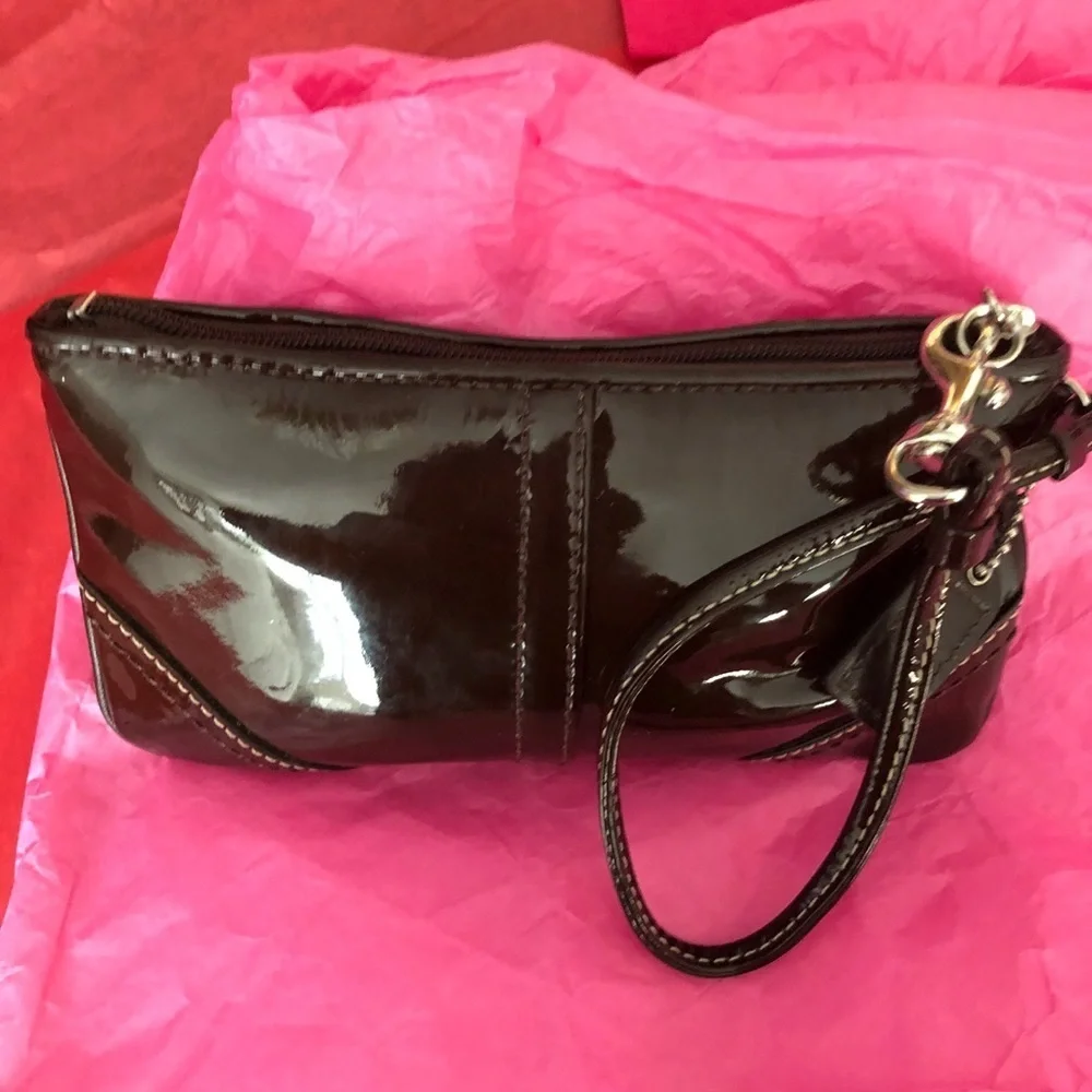 🌷♥️❤️👜🌸🌹🔥coach brown patent leather wristlet